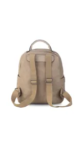 Mochila urbana color beige de símil cuero, con dos bolsillos frontales, bolsillo principal de gran capacidad con dos bolsillos internos con cierre y uno abierto, bolsillos laterales abiertos, asa de mano y correas regulables en galón.