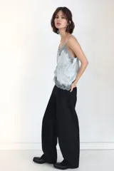 Pantalón cargo de tiro medio confeccionado en tejido satinado. Presenta bolsillos laterales tipo cargo, cierre frontal con cremallera y ganchos metálicos, y un cinturón integrado del mismo tejido con hebilla metálica.