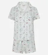 Conjunto de pijama de dos piezas, compuesto por una blusa de manga corta con cuello solapa, cierre frontal de botones y bolsillo en el pecho, y un short con cintura elástica y lazo de satén. El tejido es viscolycra con estampado de motivos florales y mariposas en círculos.