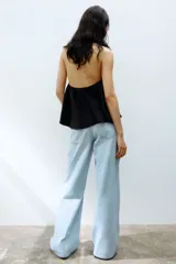 Jean de cinco bolsillos en denim rígido color celeste claro, con piernas amplias y corte holgado de talle medio.