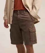 Bermuda cargo para hombre en sarga gris oscuro, con bolsillos laterales con solapa y cierre de botón y cremallera.