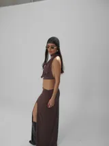 Top marrón con escote halter y espalda descubierta.