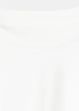 Camiseta blanca de manga corta y cuello redondo, con diseño drapeado en el lateral que genera un efecto cruzado y silueta recta.