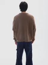 Buzo de punto color celeste, con cuello redondo y manga larga, de calce holgado y puños acanalados.