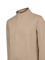 Buzo de algodón orgánico color beige, con cuello alto, cierre frontal y manga larga. Presenta detalles en contraste en el interior del cuello y el logo bordado en el pecho.