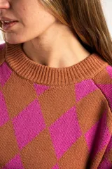 Sweater de punto con diseño de rombos en colores fucsia y tostado, cuello redondo y mangas largas.