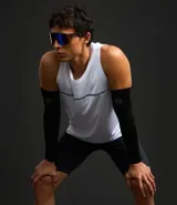 Musculosa deportiva de corte regular, color blanco, con cuello redondo y una tira reflectante horizontal centrada en el pecho.