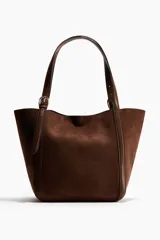 Bolso shopper marrón con acabado cepillado suave, asas ajustables de cuero con hebilla metálica, cierre de mosquetón y compartimento interior con cierre.