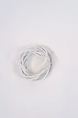 Set de pulseras elásticas compuestas por múltiples hilos de cuentas pequeñas en tonos blanco, plateado y gris.