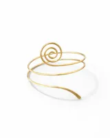 Brazalete dorado en espiral para la parte superior del brazo, con un diseño de espiral más grande en el centro.