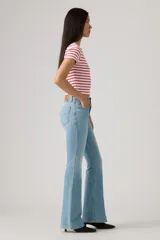 Jeans de tiro alto con corte acampanado, confeccionados en denim de lavado claro. Presentan cierre de botón y cremallera, con diseño clásico de cinco bolsillos.