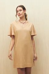 Vestido corto negro con escote en V y mangas cortas con volados.