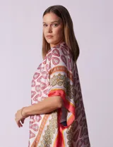 Kimono largo de satén con estampado de arabescos en tonos beige, marrón, verde y naranja.