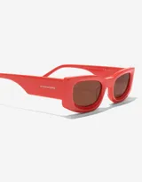 Lentes de sol rectangulares color coral con lentes marrones.