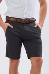 Bermuda clásica de gabardina liviana en color gris oscuro, de corte recto, con bolsillos laterales y trabillas para cinturón.