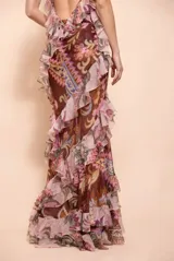 Vestido largo de mujer estilo boho en tono marrón, con estampado tipo paisley, escote drapeado y volados en cascada a lo largo de la silueta.