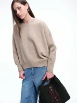 Sweater de tejido de punto en color rosa claro con motas de colores, de corte holgado, cuello redondo y mangas largas con hombros caídos.