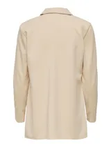 Blazer largo de punto elástico color beige claro (tapioca), con cuello de solapas y corte regular.