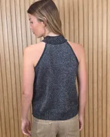 Musculosa tejida de punto con hilo lurex color beige, cuello alto y diseño halter sin mangas.
