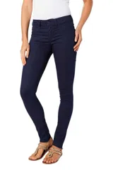 Pantalón de jeans skinny azul marino, tiro medio, con bolsillos delanteros y traseros.