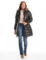 Campera de abrigo de largo medio marca Gallery, con diseño acolchado y costuras que definen la silueta. Cuenta con cierre frontal, bolsillos laterales con cierre, cuello elevado y capucha desmontable con borde de piel sintética.