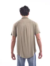 Camisa negra de manga corta con cuello clásico y cierre frontal con botones.