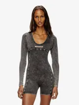 Body de manga larga y pierna corta, color gris oscuro con efecto acid wash. Presenta escote redondo y un pequeño parche rectangular con logo en el pecho.