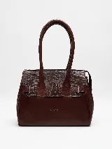 Cartera de mano estructurada de cuero vacuno rojo, con doble asa superior y detalles de charol en la parte superior. Cuenta con cierres metálicos y apliques decorativos laterales con hebillas.