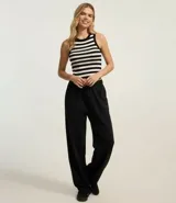 Musculosa corta de cuello redondo con diseño de rayas horizontales en blanco y negro, confeccionada en tejido texturizado con elasticidad.