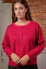Cárdigan de punto con diseño de rayas horizontales en tonos fucsia y rosa, cuello redondo y cierre frontal con botones al tono.