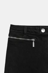 Jeans capri de tiro medio en color negro, con diseño de falsos bolsillos delanteros con cierre metálico y pierna corta.