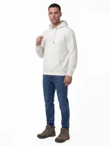 Buzo con capucha y bolsillo canguro, color blanco, con logo de la marca bordado en el pecho y puños de punto elástico.