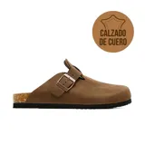 Zueco casual para hombre de cuero gamuzado color marrón, con tira ajustable y hebilla metálica lateral. Cuenta con base de corcho y suela de goma negra.
