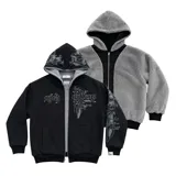 Campera reversible con cierre frontal, diseño oversize. Un lado es de algodón negro con estampados y bordados gráficos, mientras que el otro lado es de tela polar gris de pelo largo. Cuenta con capucha, puños y ruedo acanalados.
