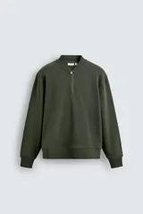 Sudadera de algodón con interior de rizo, corte regular fit, cuello redondo con cierre frontal de cremallera y puños y bajo en rib.