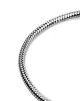 Pulsera rígida plateada con diseño trenzado.