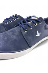 Calzado náutico Santa Bárbara modelo Street Night, color azul marino, con cordones azules y suela blanca. Presenta el logo de la marca bordado en el lateral.