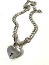 Collar plateado de cadena gruesa con dije de candado en forma de corazón.