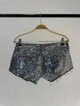 Short de tiro bajo cubierto de lentejuelas plateadas, con diseño de cinco bolsillos y bordes desmechados.