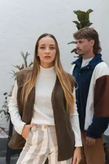 Chaleco marrón de piel sintética con forro interno.