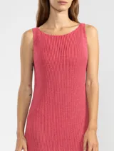 Vestido largo tejido en jersey color beige, con escote bote y corte con abertura en los laterales.