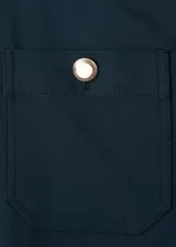 Pantalón azul marino de tiro medio y corte flare, con bolsillos frontales decorados con botones dorados.