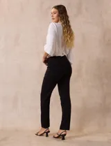 Pantalón celeste en gabardina elastizada marca Zac & Rachel. Pretina ancha con faja interna modeladora. Largo de pierna con costura frontal pespunteada. Trasera con bolsillos ojal simulados.