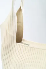 Bolso tipo tote bag de tela color verde oliva con textura acanalada.