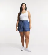 Short de jean estilo comfy, con cintura elástica, lazo ajustable y bolsillos laterales. Confeccionado en tejido de algodón y liocel.