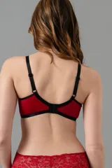 Soutien rojo de puntilla y lycra con detalles de tul transparente, sin aro y con tiras cruzadas en el escote. Breteles elásticos regulables.