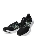 Championes de running New Balance modelo 460, color negro con detalles en verde claro y celeste. Presentan una capellada de malla transpirable, cierre con cordones y una entresuela blanca de amortiguación.