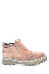 Botín de cuero con diseño de caña baja, cierre frontal y suela track dentada. Combina texturas de cuero gamuzado y cuero liso en tonos rosados.
