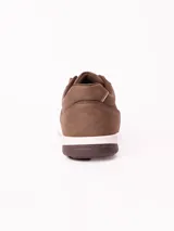 Championes urbanos de estilo casual, confeccionados en cuero sintético color azul, con cordones al tono y suela de goma blanca con base gris.