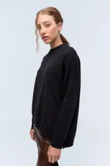 Sweater marrón de tejido de punto realizado en lambswool, con cuello redondo y calce holgado.